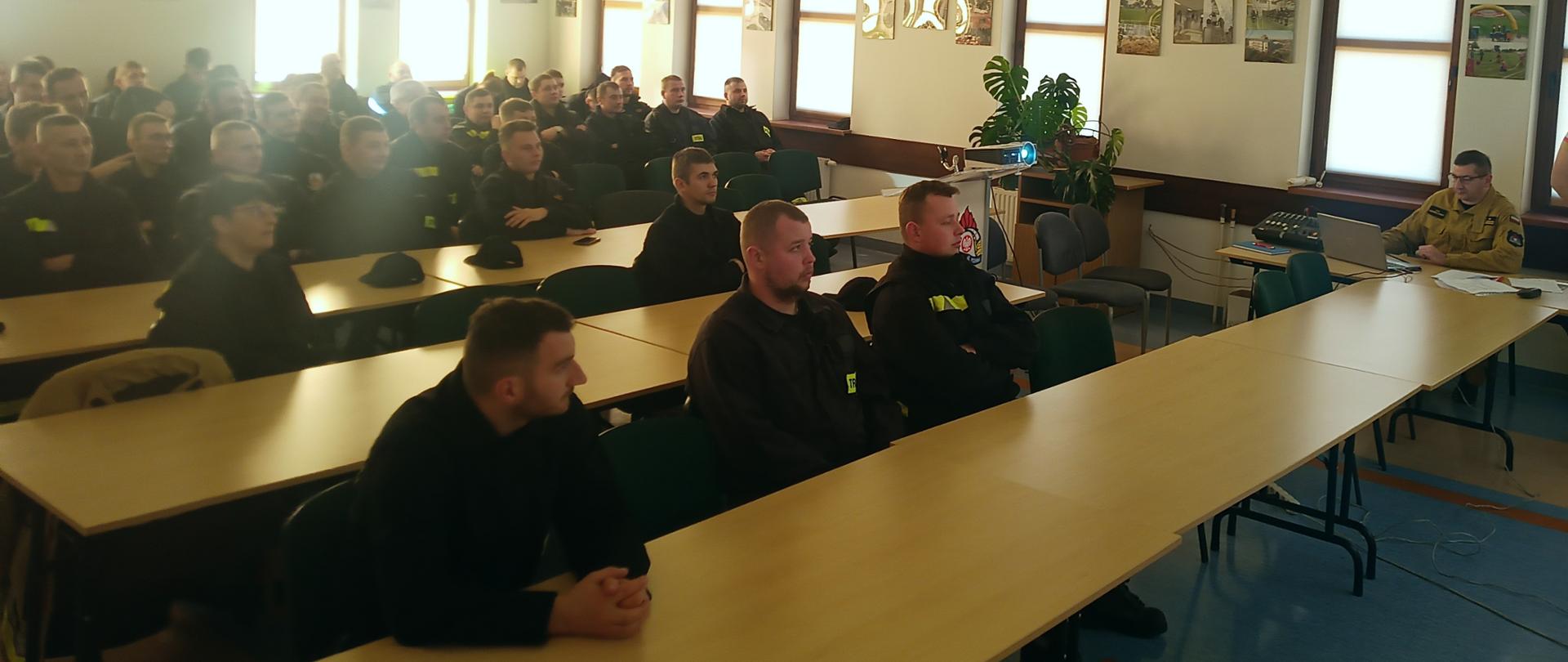 Szkolenie sokołowskich i węgrowskich druhów z zakresu współdziałania z LRP - w sali wykładowej komendy trwa szkolenie