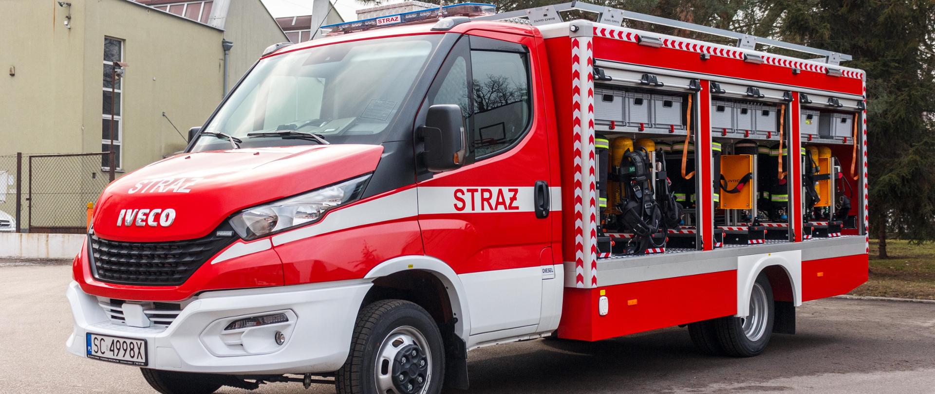 Zdjęcie przestawia pojazd pożarniczy specjalny ze sprzętem ochrony dróg oddechowych. 