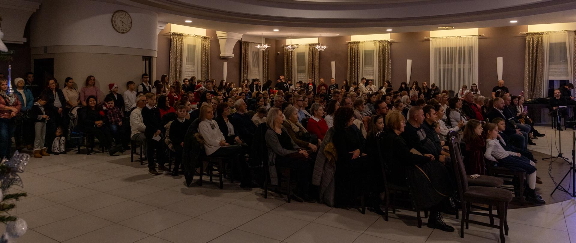 Koncert świąteczny 2024. Publiczność zgromadzona na koncercie.