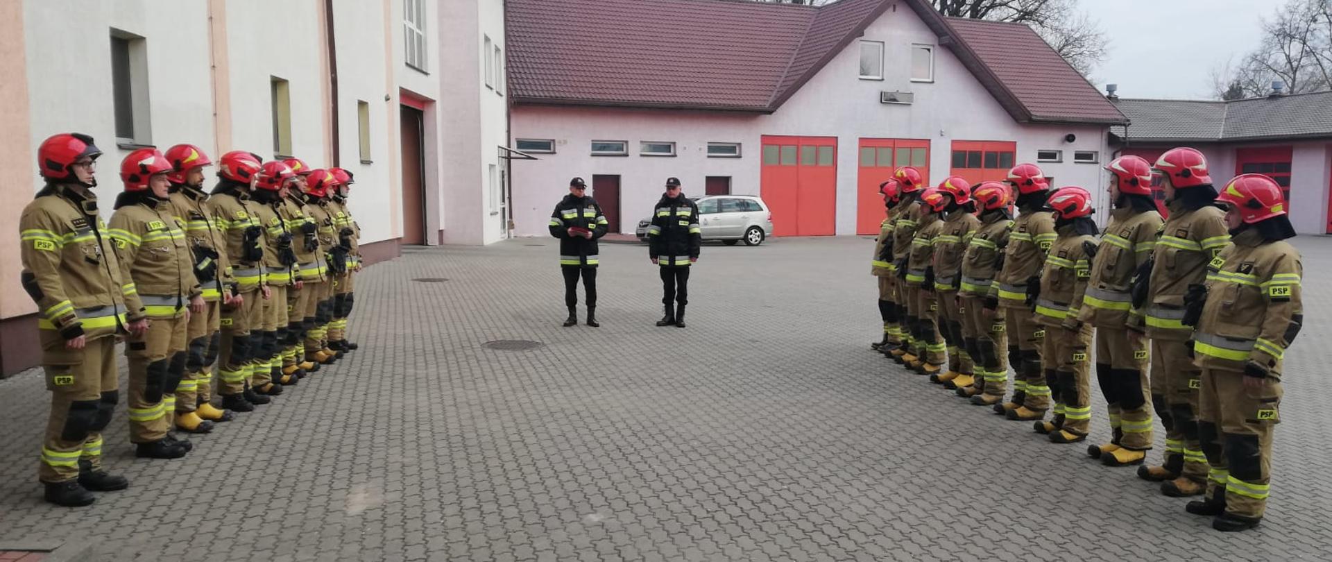 Na zdjęciu widoczni funkcjonariusze podczas uroczystej zbiórki