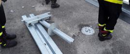 Zdemontowana bariera energochłonna przez strażaków na przejeździe awaryjnym. Zdemontowany słupek.
