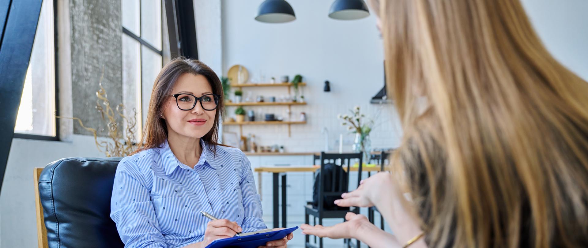 Na zdjęciu psycholożka podczas rozmowy z pacjentką. 