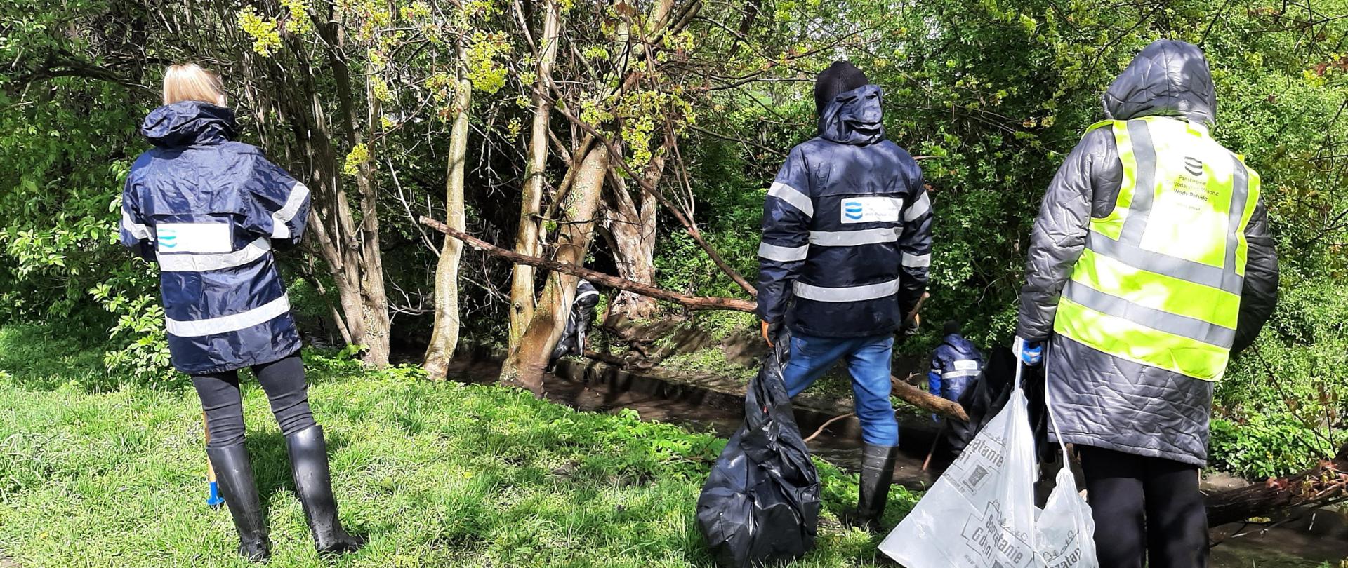 Dzień Ziemi bez śmieci w wodzie.