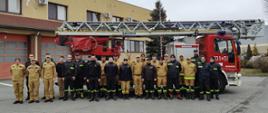 W dniach od 21.02.2025 r. do 02.03.2025 r. odbyło się szkolenie ,,Kierującego Działaniem Ratowniczym dla strażaka ratownika Ochotniczych Straży Pożarnych" realizowane przez KW PSP w Opolu na bazie KP PSP w Kluczborku zorganizowane dla druhów z powiatu kluczborskiego. Słuchacze zgłębili wiedzę dotyczącą funkcjonowania KSRG, praw i obowiązków KDR-a, kierowania działaniem ratowniczym, a także zasad łączności.
Do egzaminu przystąpiło 23 druhów. Wszystkie osoby zaliczyły egzamin pozytywnie.
Kursanci w ubraniu koszarowym a strażacy PSP w ubraniu służbowym stoją do wspólnego grupowego zdjęcia na tle drabiny mechanicznej i siedziby Komendy Powiatowej PSP w Kluczborku.