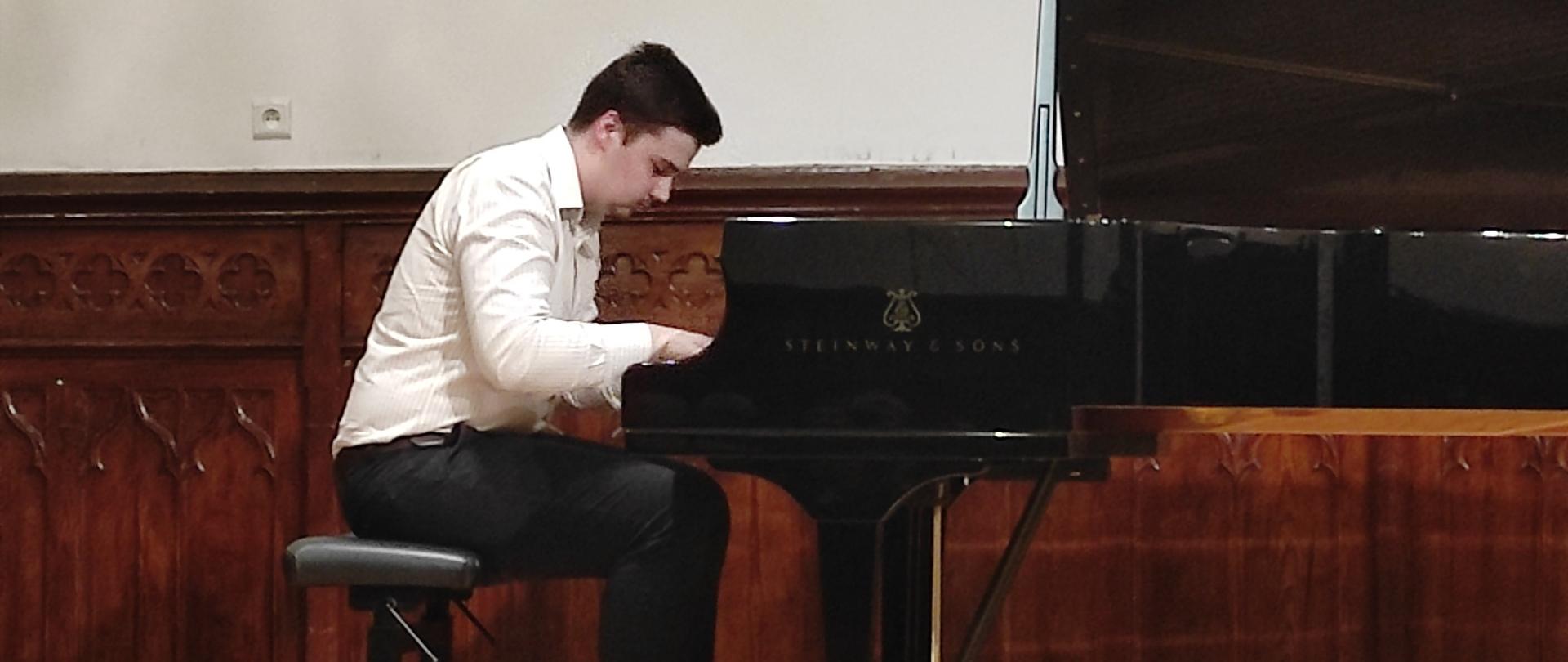 uczeń PSM II stopnia w Mielcu, przy fortepianie podczas swoje recitalu na sali królewskiej naszej szkoły
