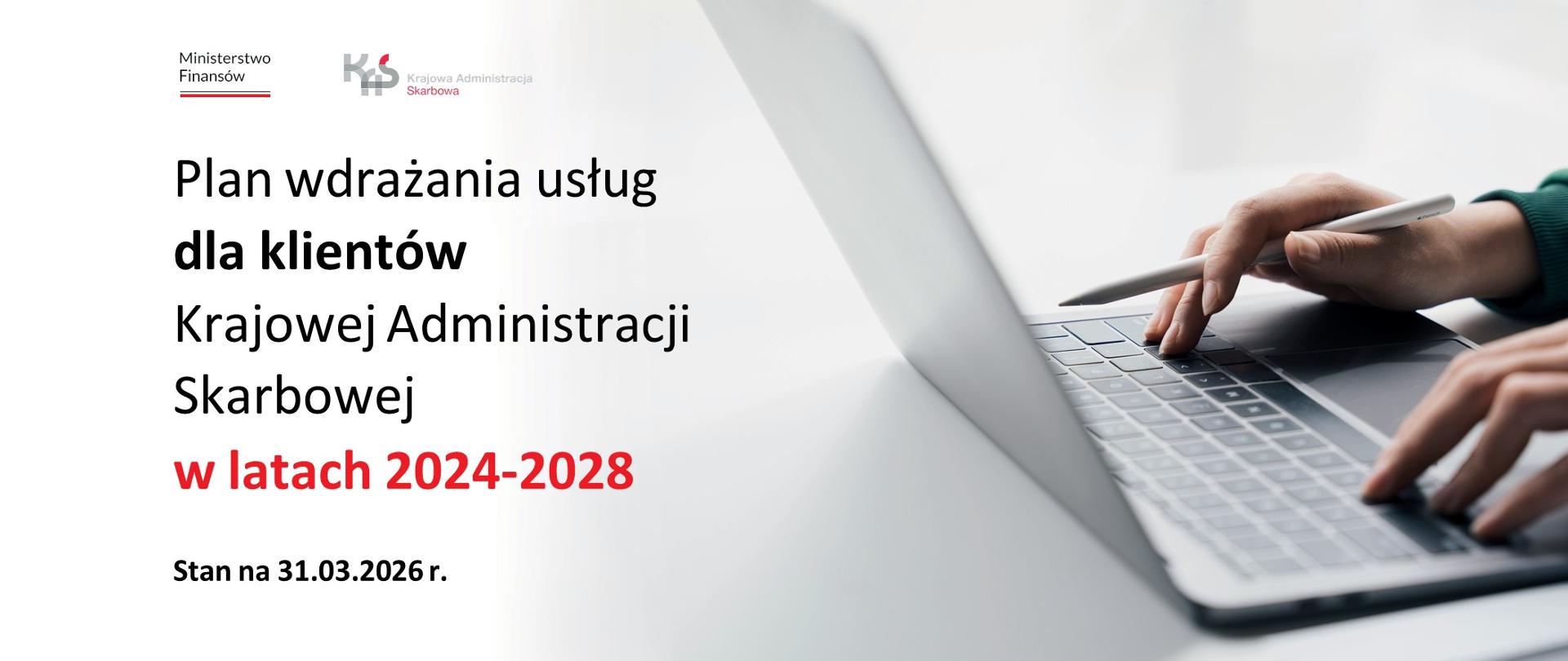 Dłonie na klawiaturze. Napis Plan wdrażania usług dla klientów Krajowej Administracji Skarbowej w latach 2024-2028. Stan na 31.03.2026 r.