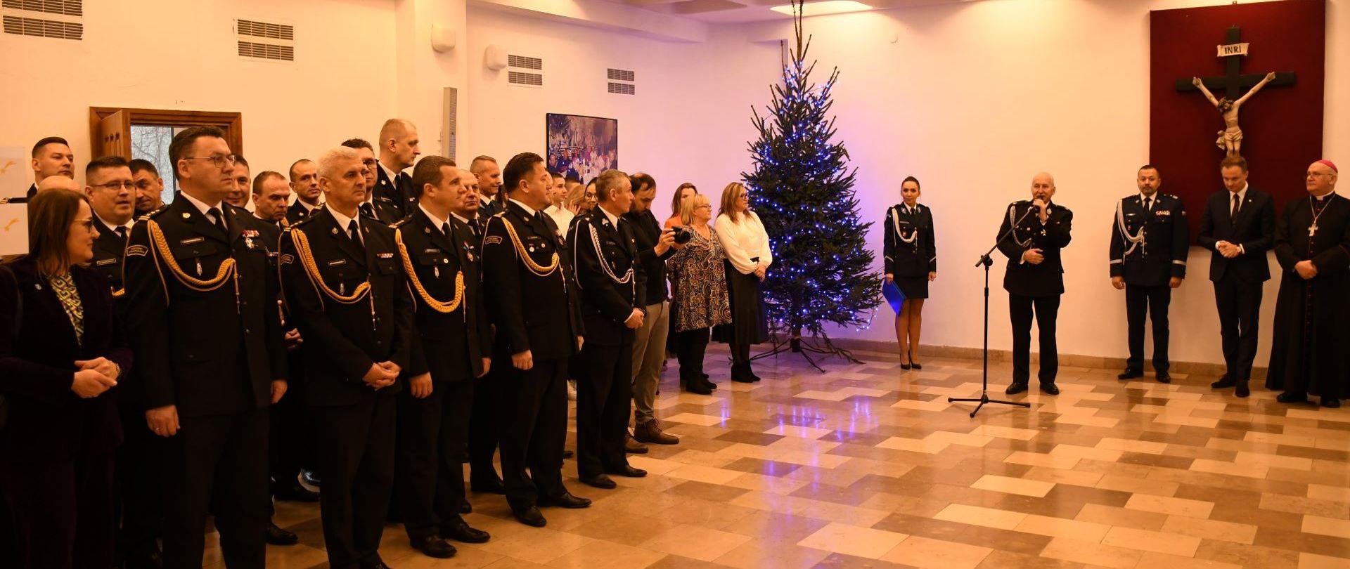 Na zdjęciu na dużej sali mundurowi w mundurach galowych.