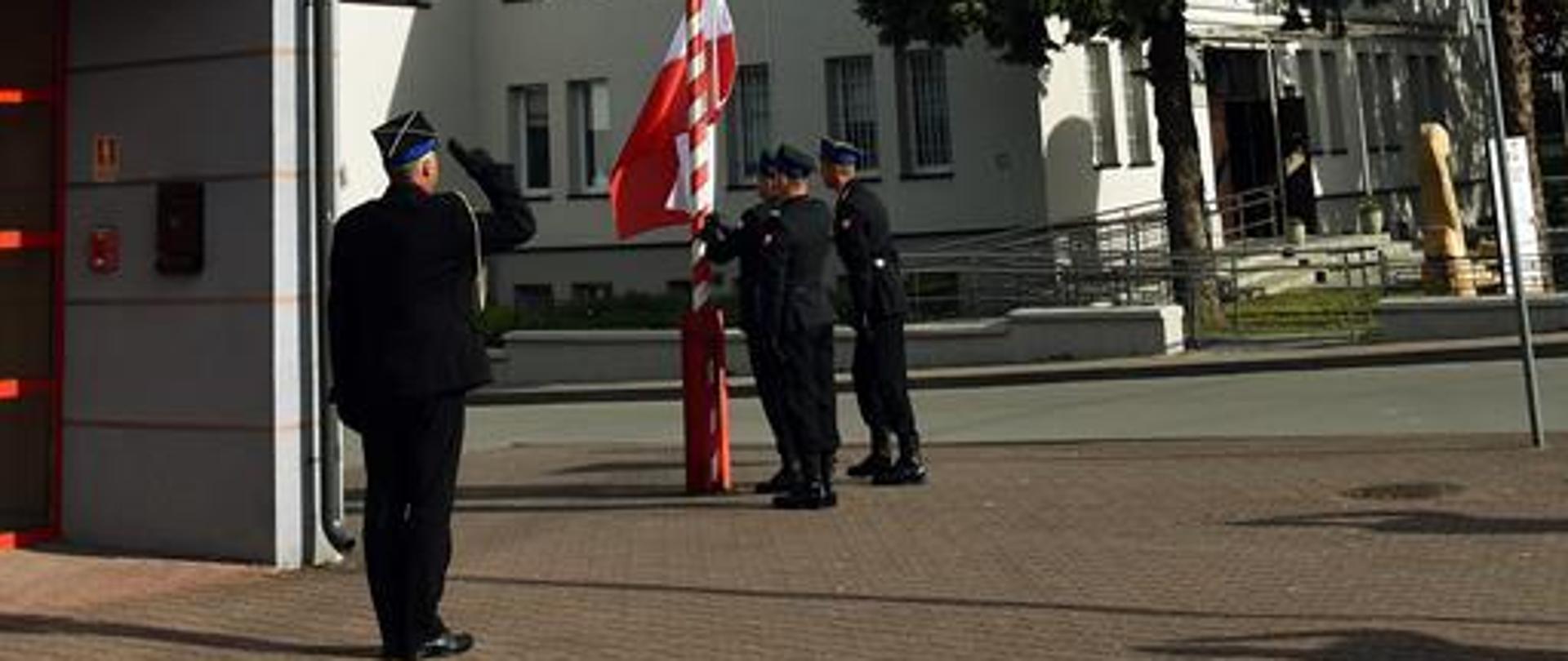 2 maja o godzinie 8.00 przed siedzibą Komendy Powiatowej Państwowej Straży Pożarnej w Staszowie odbyła się uroczysta zmiany służby związana z obchodami Dnia Flagi Rzeczypospolitej Polskiej.
