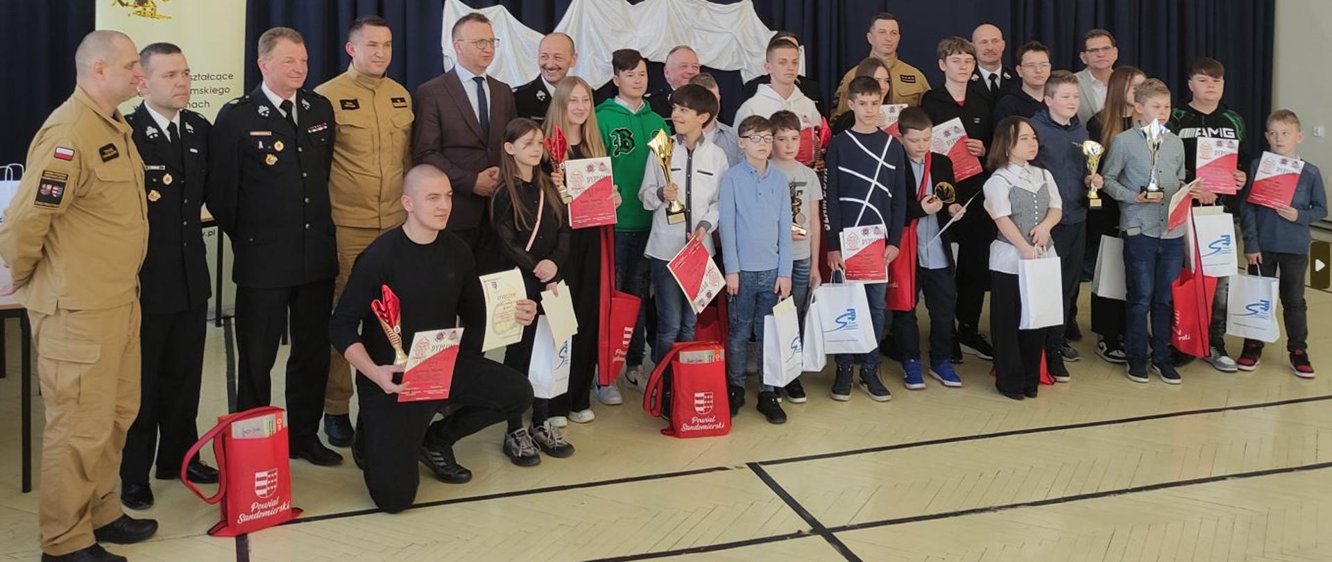 Uczestnicy Turnieju Wiedzy Pożarniczej