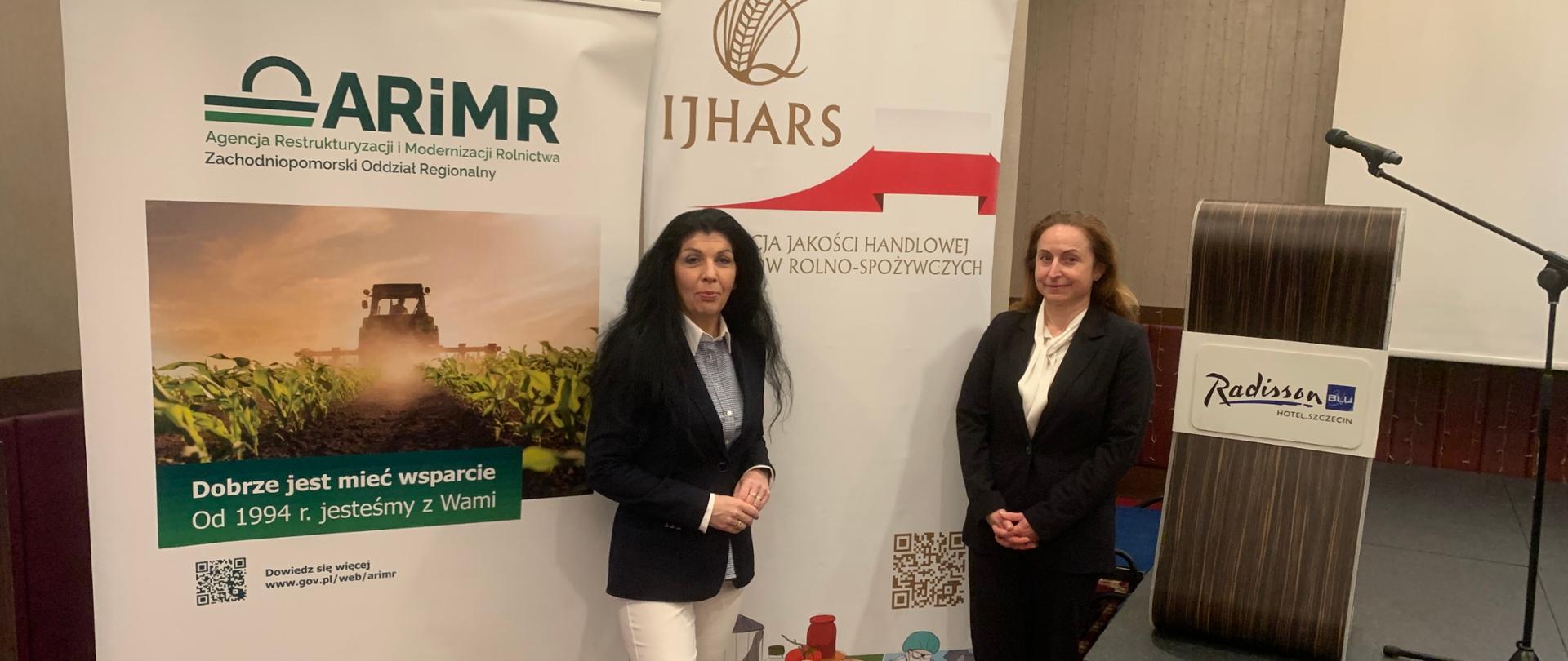 Od lewej ZWIJHARS Anna Kusy-Łowicka, z-ca ZWIJHARS Dorota Pawlos-Podbielska w Hotelu Radisson. W tle baner IJHARS.