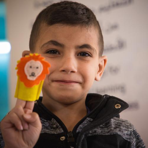 chłopiec z pacynką na palcach