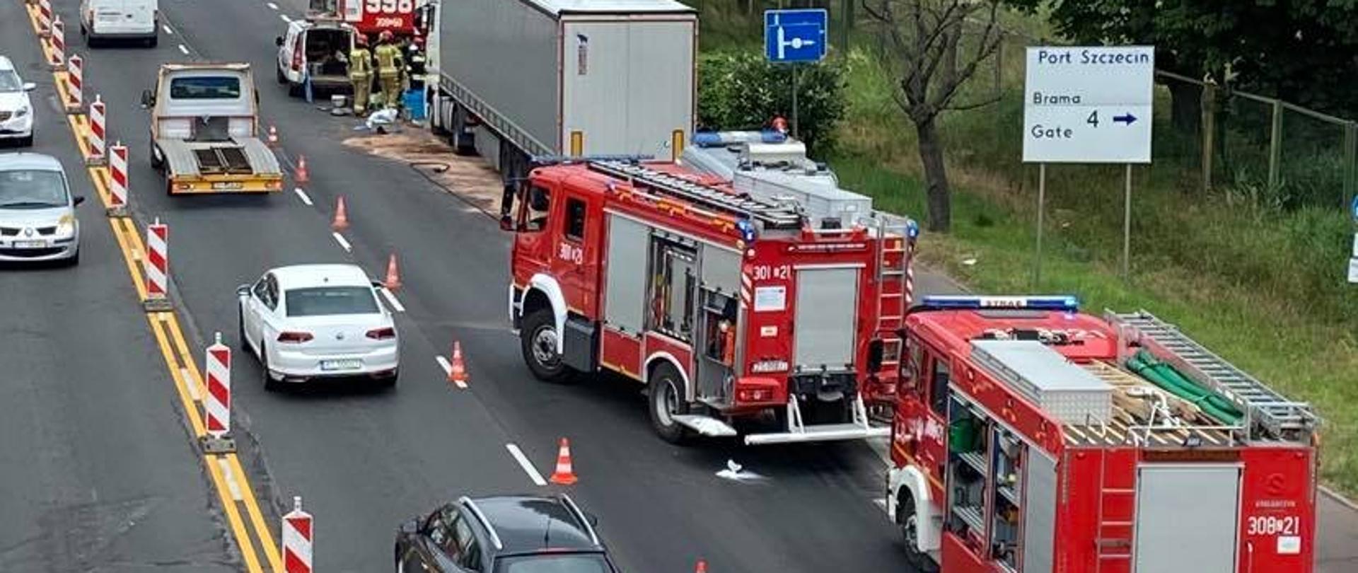 Wyciek paliwa z ciężarówki na drodze krajowej DK 10