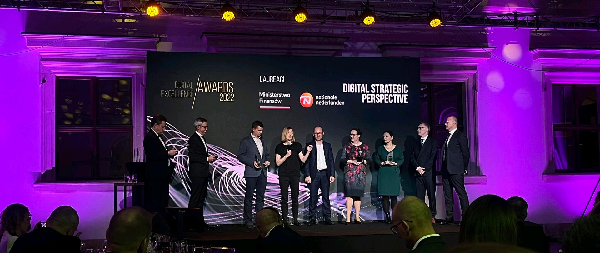 Uśmiechnięci laureaci konkursu Digital Excellence Awards 2022 