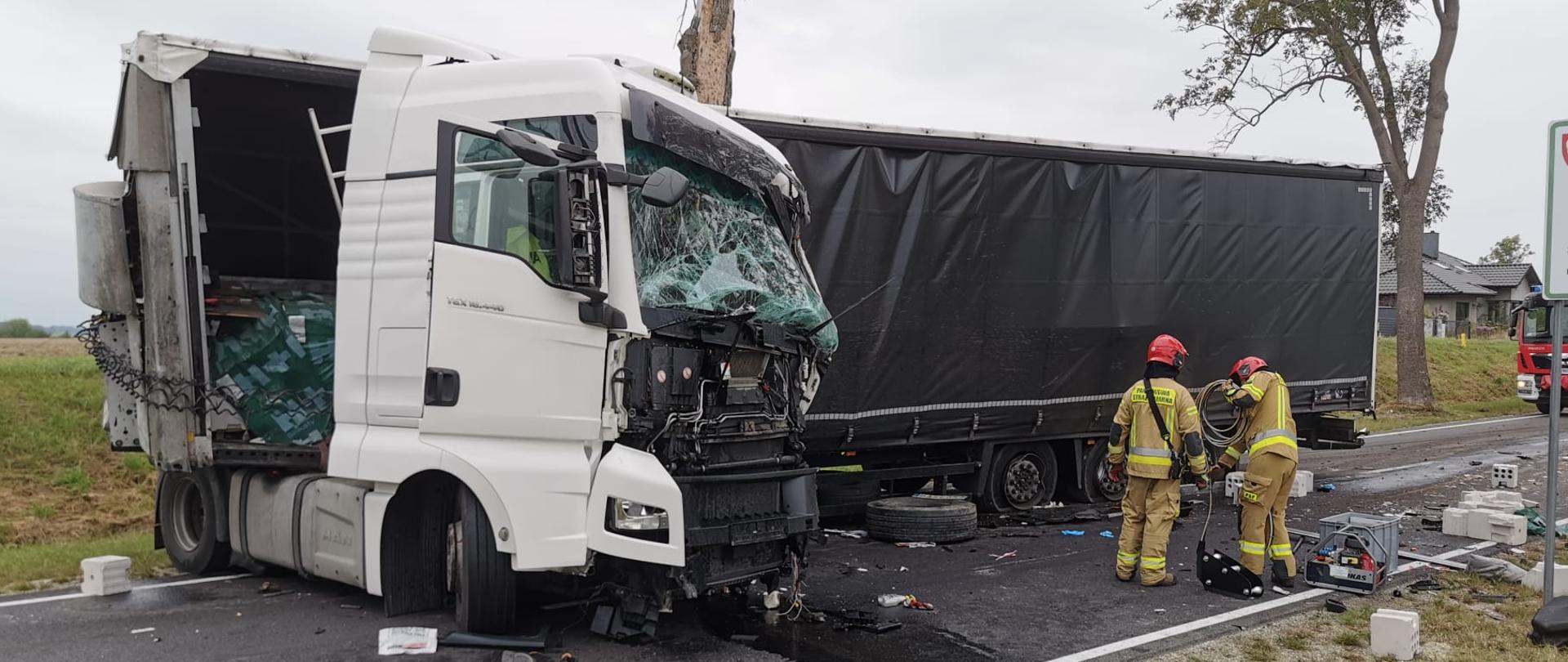 Na zdjęciu widać rozbity pojazd ciężarowy oraz strażaków 