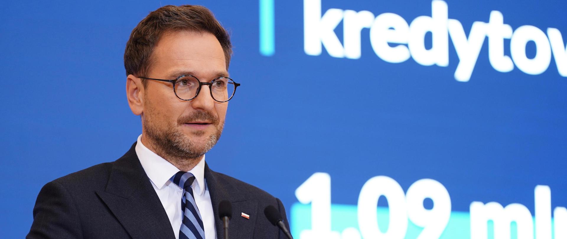 Minister Waldemar Buda podczas konferencji prasowej