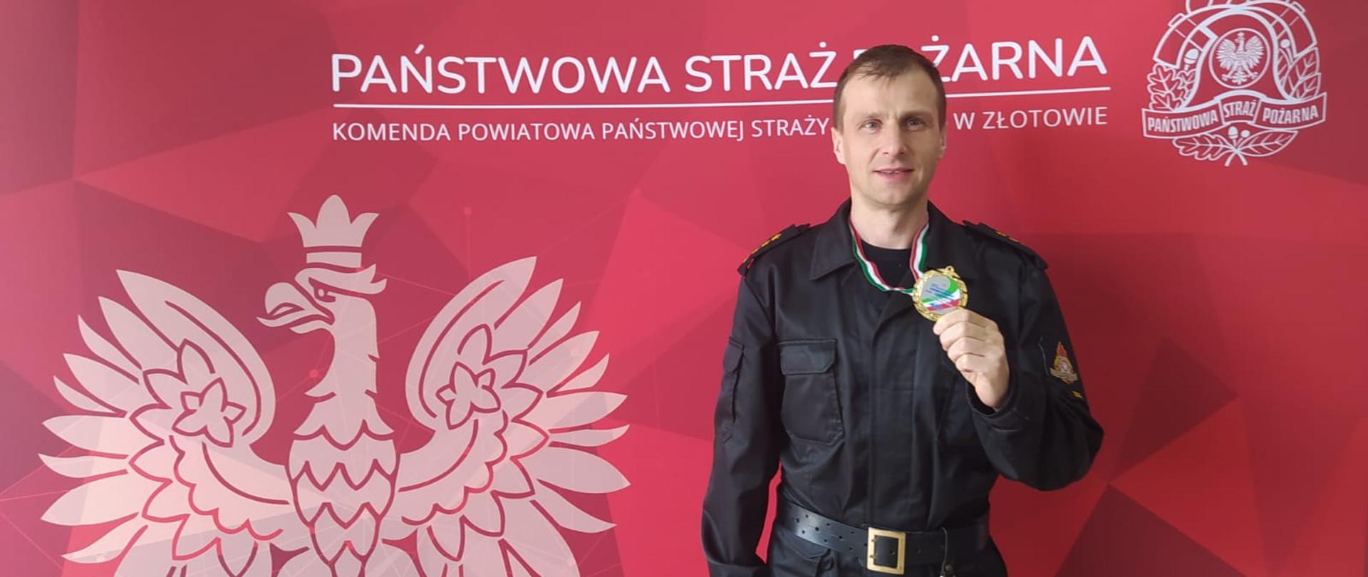 Strażak na tle godła polski 