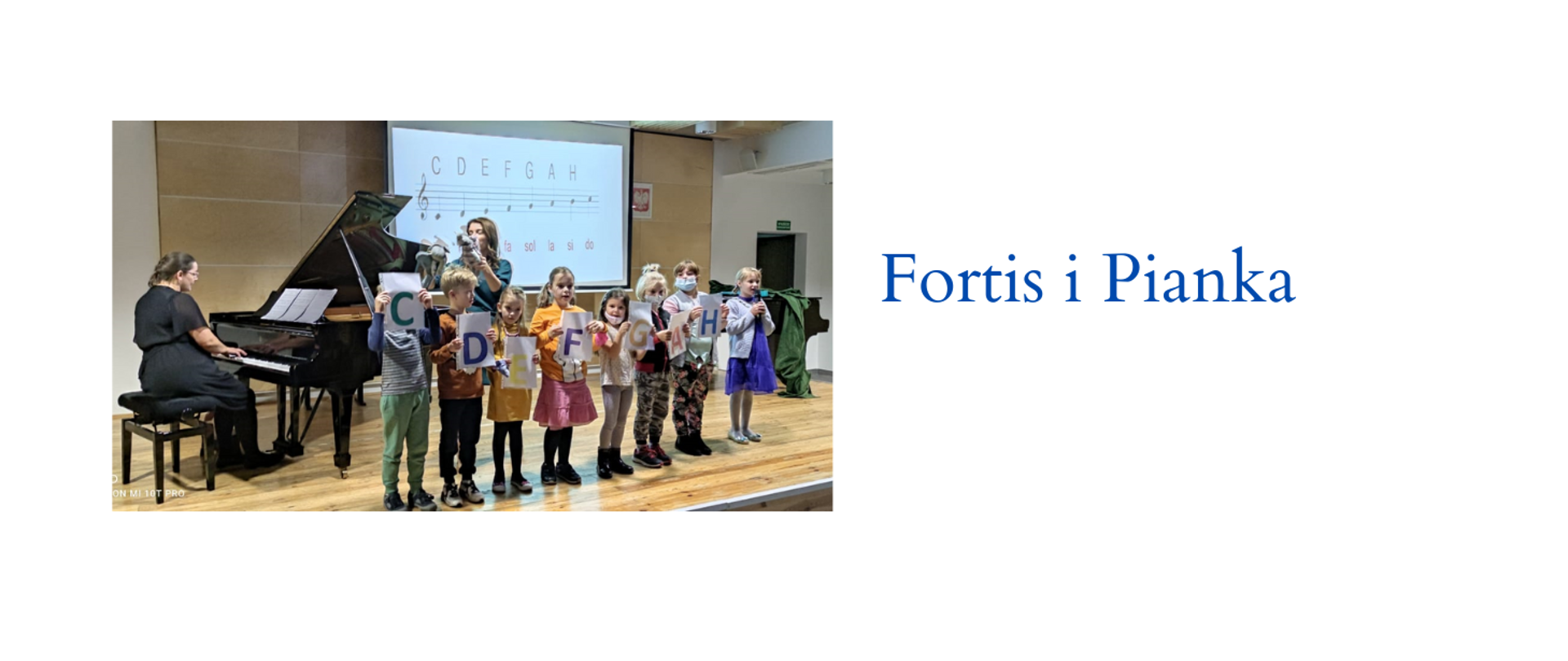 Obraz zapowiadający przedstawienie "Fortis i Pianka". Przedstawiający grupkę dzieci na scenie oraz nauczycielkę przy fortepianie