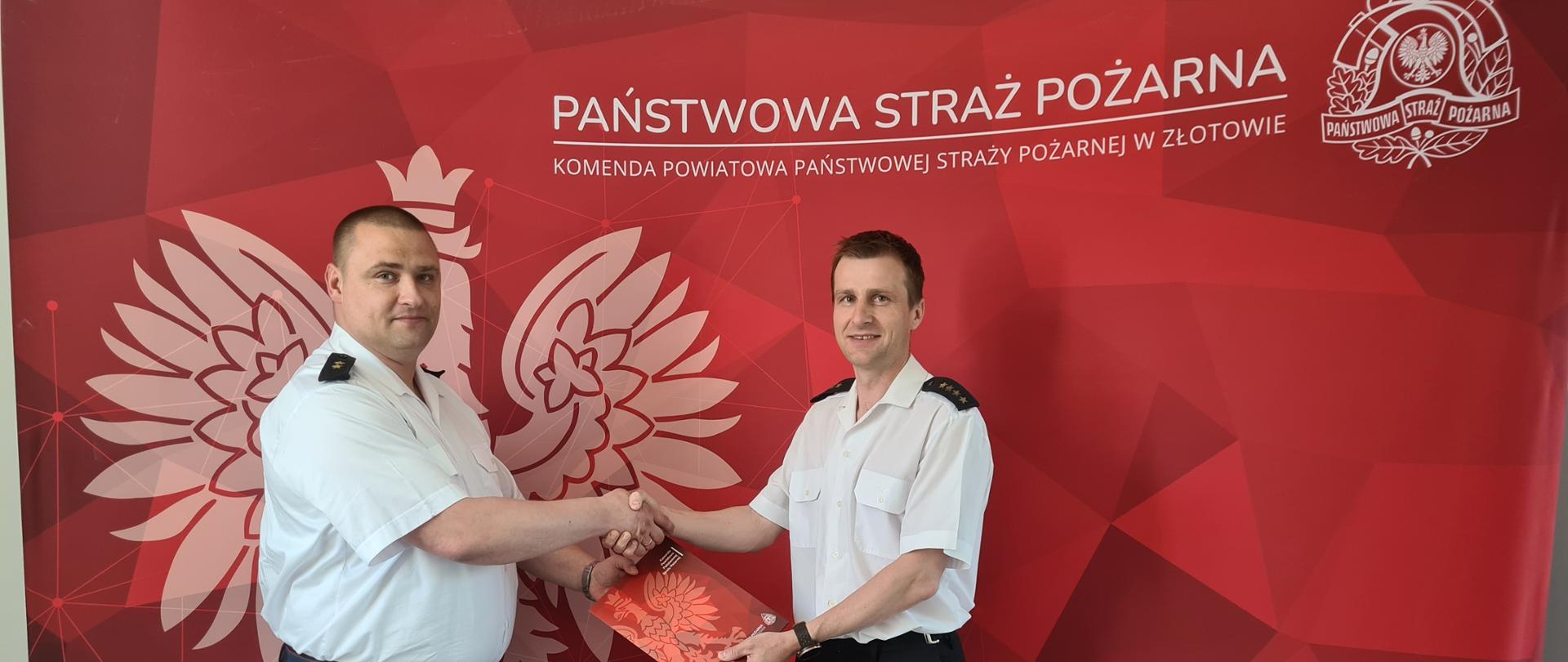 Decyzję o przyznaniu nagrody pieniężnej st. kpt. Piotrowi Manikowskiemu, wręczył osobiście komendant powiatowy PSP w Złotowie mł. kpt. Tomasz Lewandowski.
