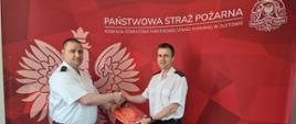 Decyzję o przyznaniu nagrody pieniężnej st. kpt. Piotrowi Manikowskiemu, wręczył osobiście komendant powiatowy PSP w Złotowie mł. kpt. Tomasz Lewandowski.