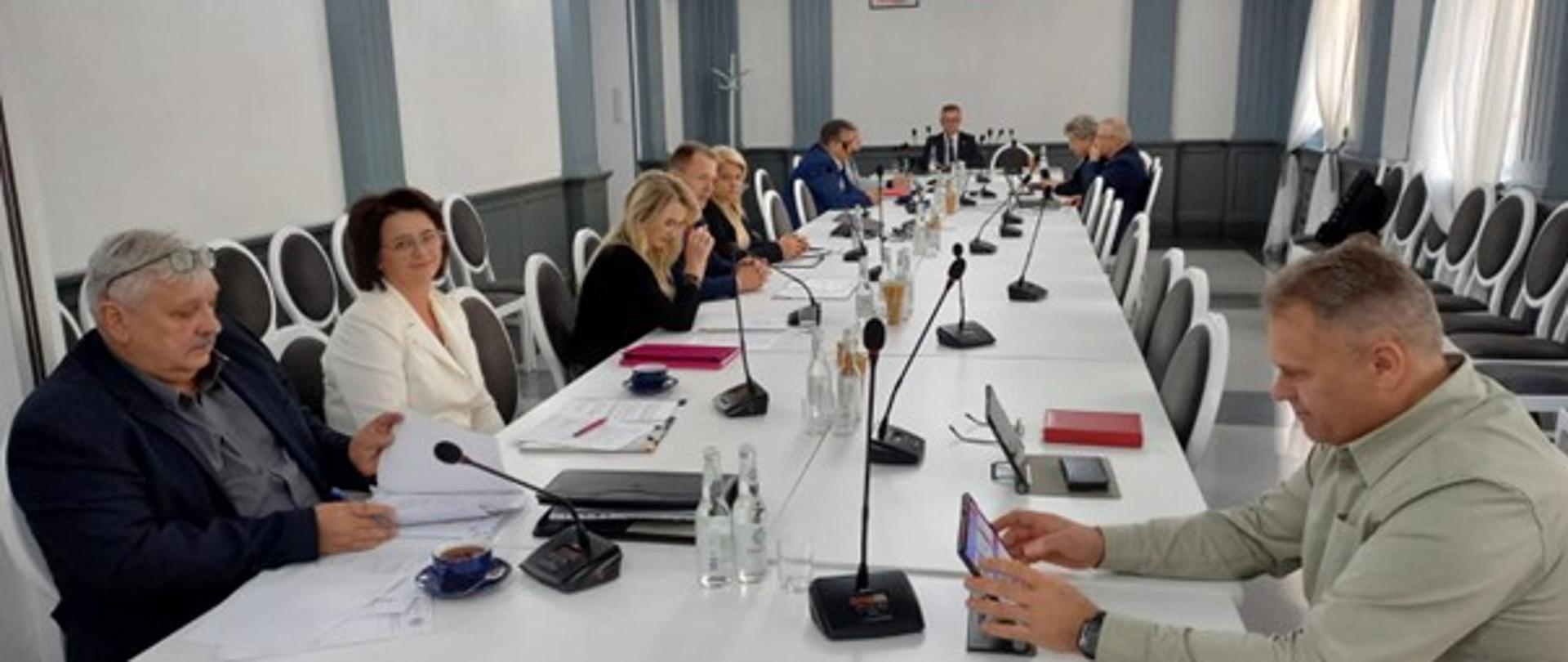 Uczestnicy posiedzenia komisji w sali obrad, w tym Powiatowy Lekarz Weterynarii Tomasz Woźniak, Kierownik Elżbieta Stępień oraz radni