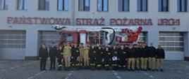 Uczestnicy szkolenia OSP przed budynkiem JRG-1 PSP w Kędzierzynie-Koźlu.