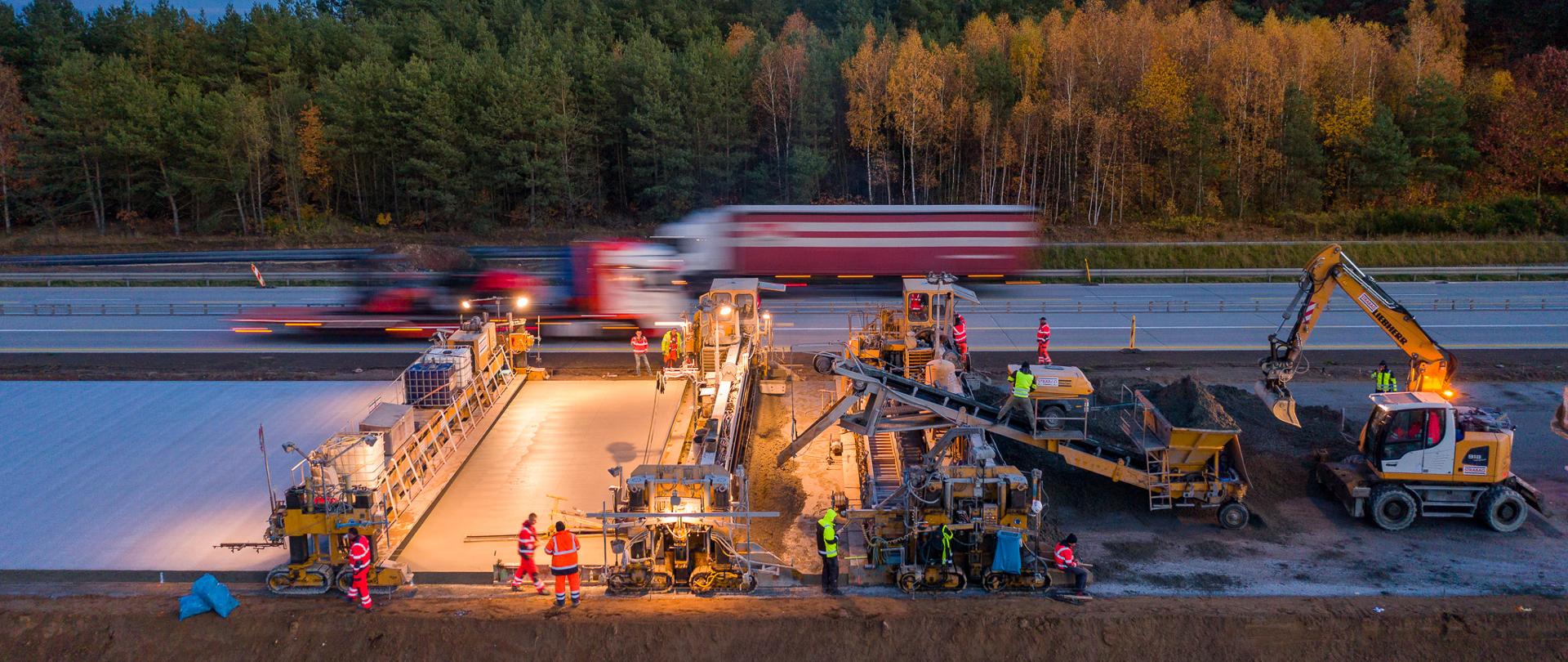 Układanie nawierzchni betonowej na odcinku A1 Kamieńsk - Radom