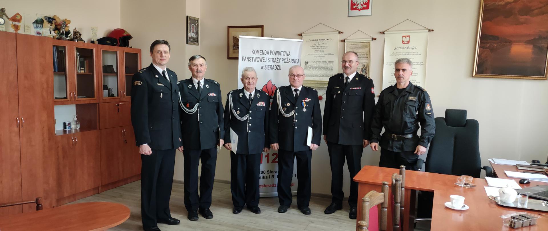 Uroczyste wręczenie decyzji o przyznaniu strażackich świadczeń ratowniczych dla trzech druhów z powiatu sieradzkiego