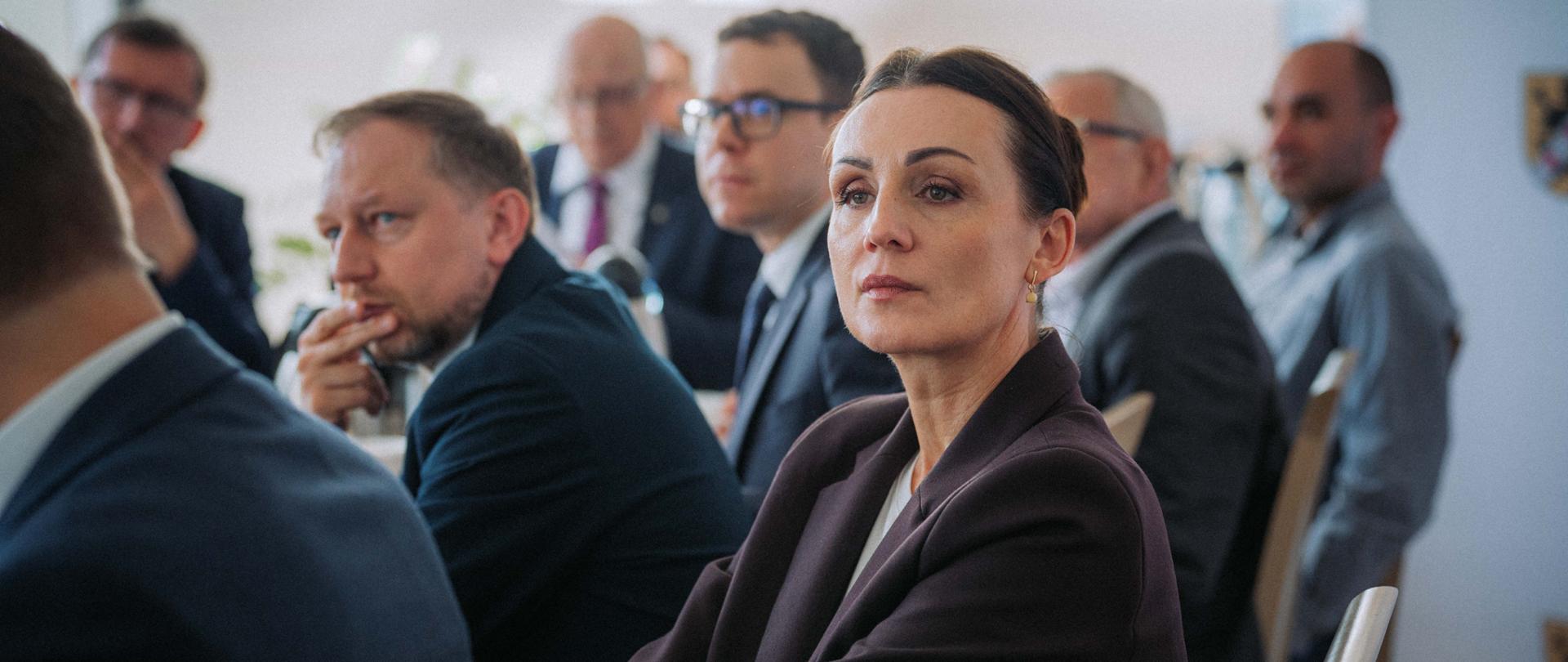 kilkanaście osób siedzi w sali i ogląda prezentację dotycząca dróg dojazdowych do realizowanej elektrowni atomowej w Choczewie