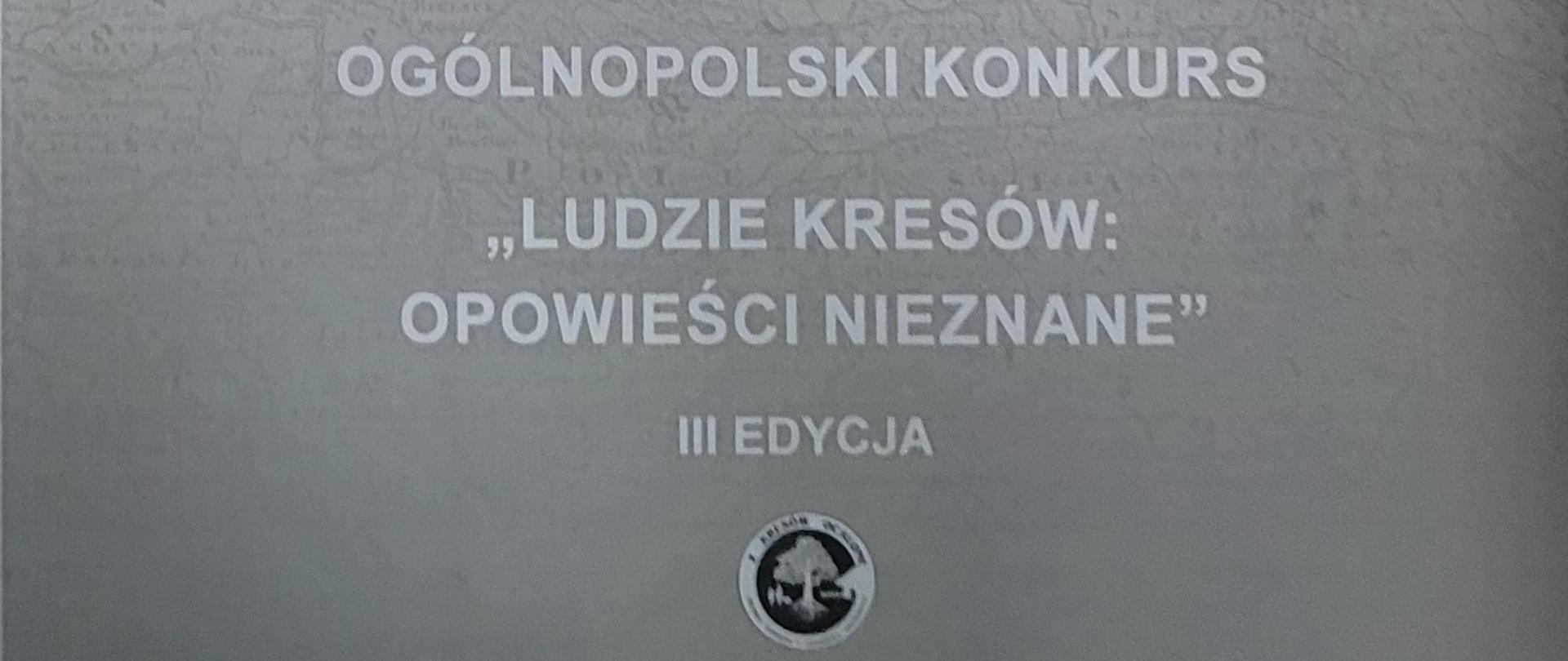 Baner wykonany w kolorach szarości. Tłem jest mapa. Na niej znajduje się dziewczynka z chłopcem otoczone połówkami twarzy starych ludzi, mężczyzny i kobiety. Na dole na szarym tle wyśrodkowany napis: Ogólnopolski Konkurs "Ludzie Kresów: Opowieści nieznane" III edycja. Poniżej logo nieczytelne logo.