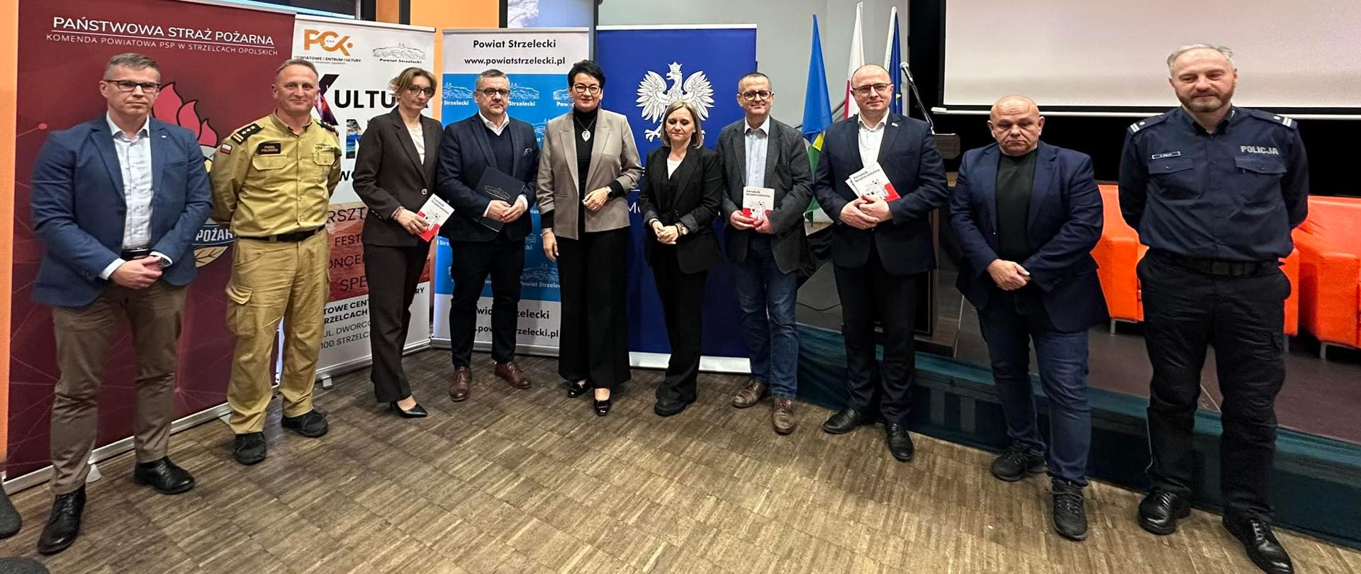Na zdjęciu znajdują się osoby funkcyjne i służby mundurowe w umundurowaniu ustawione do zdjęcia