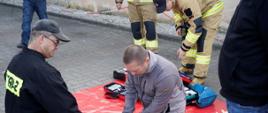 widoczni mężczyźni wykonujacy resuscytację