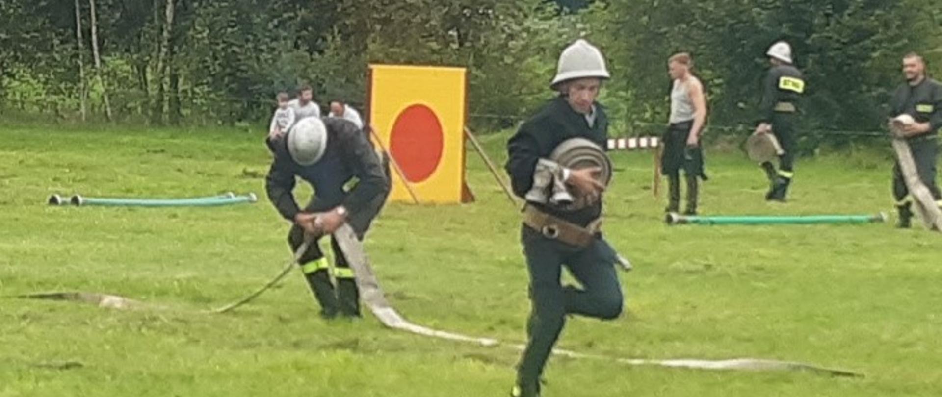 Strażacy podczas startu w konkurencji ćwiczenie bojowe podczas Gminnych Zawodów Sportowo-Pożarniczych w Dubnie.