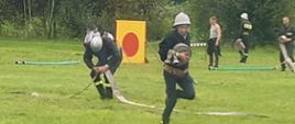 Strażacy podczas startu w konkurencji ćwiczenie bojowe podczas Gminnych Zawodów Sportowo-Pożarniczych w Dubnie.