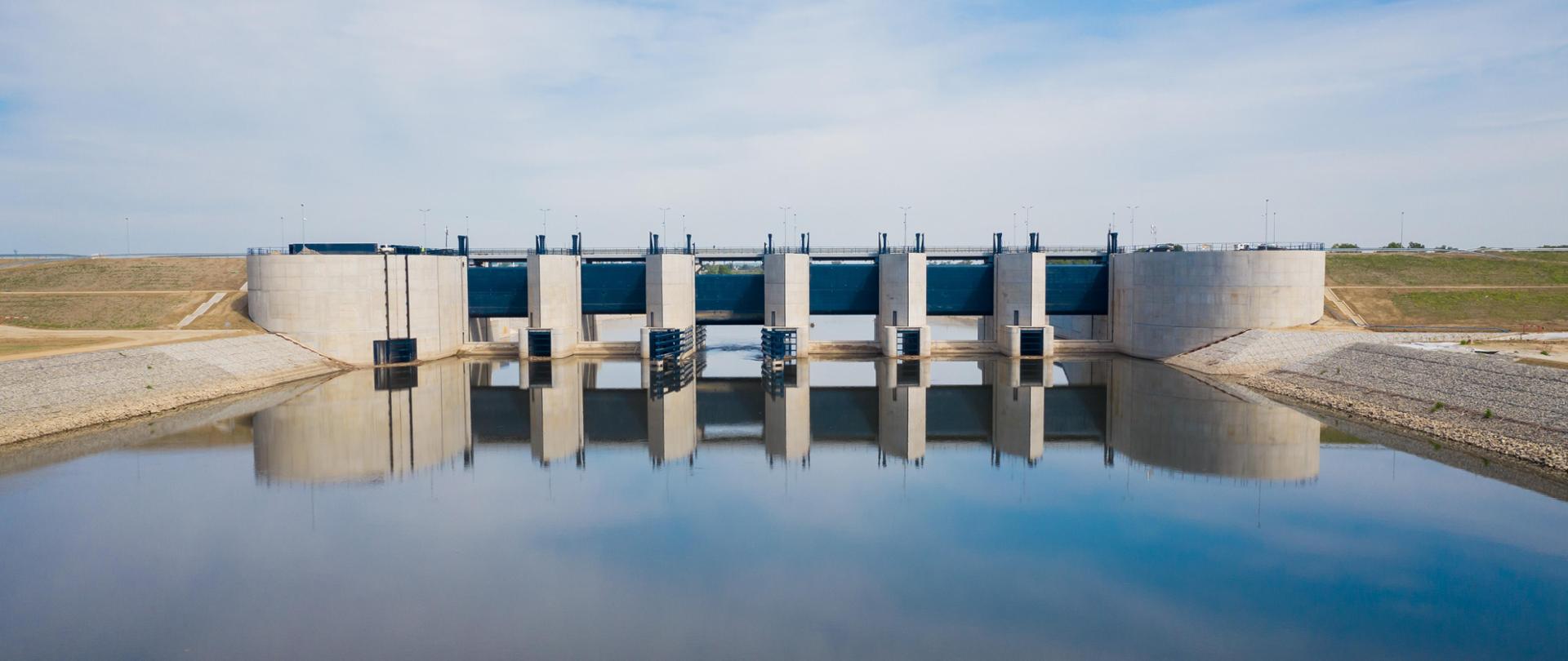 Budowla Przelewowo-Spustowa - widok od Wody Górnej