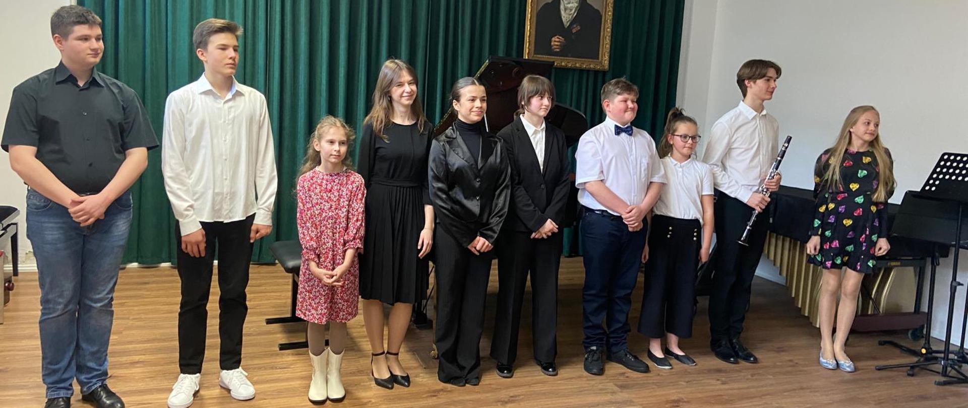 Na zdjęciu przedstawieni są zwycięzcy konkursu szklanego „Miechowski Festiwal Młodych Muzyków” 2024