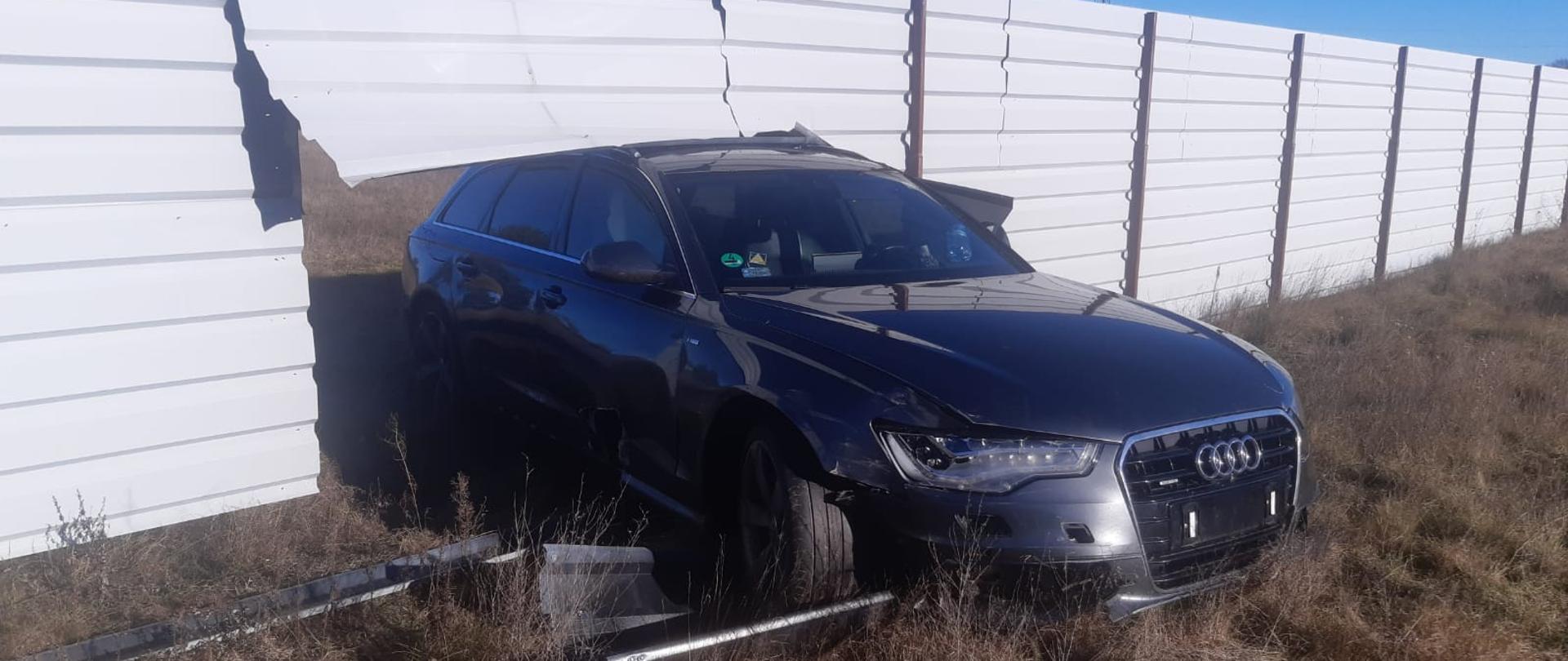 Kierujący samochodem marki Audi zjechał z obwodnicy i uderzył w ogrodzenie. 