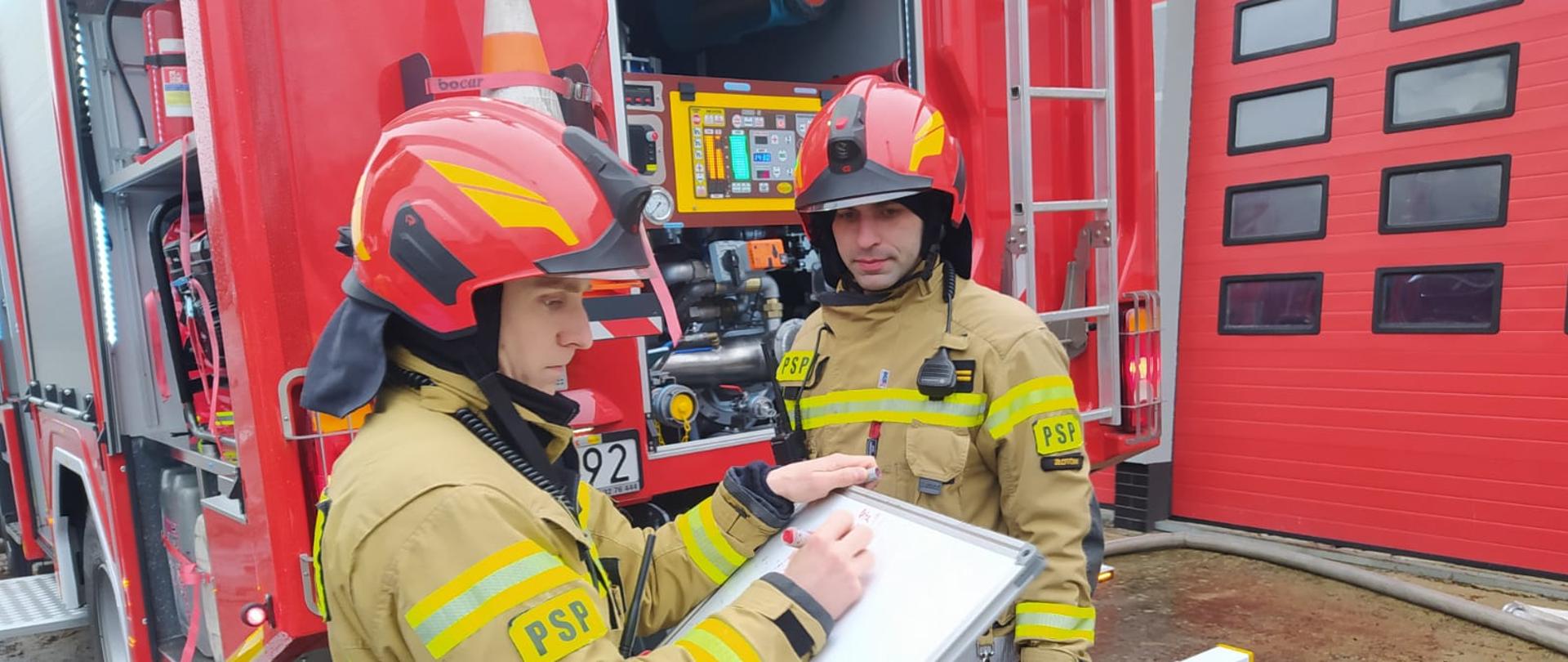 na zdjęciu strażacy