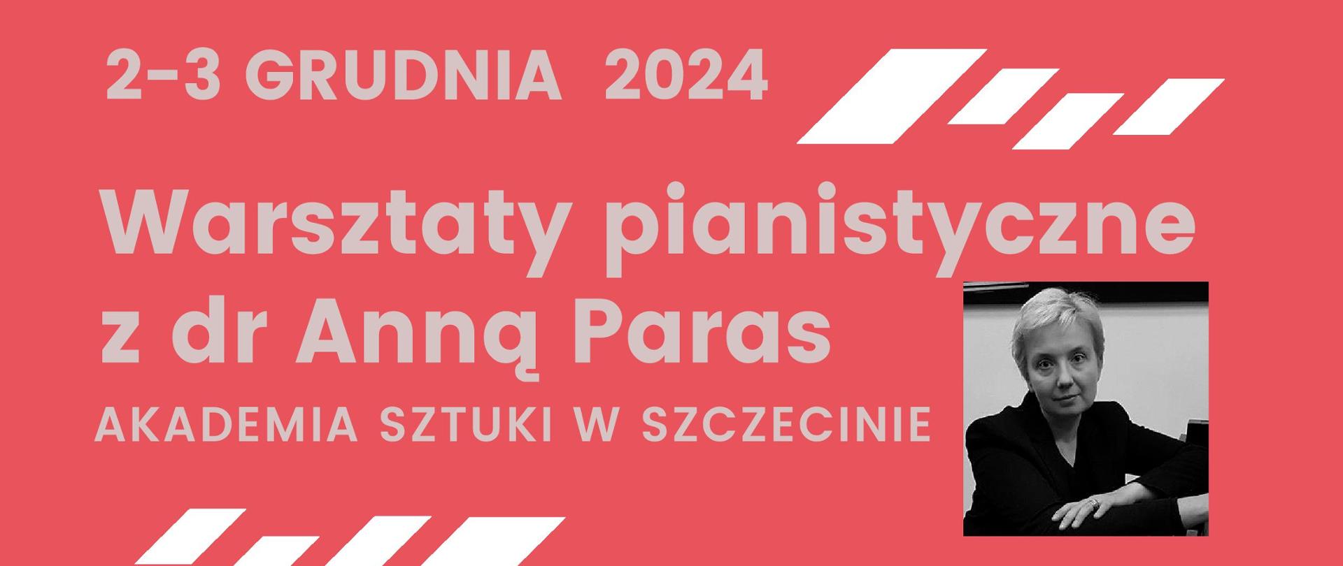 Plakat Warsztatów pianistycznych z dr Anną Paras w dniach od 2 do 3 grudnia 2024. Tło plakatu jest malinowe, a w jego centralnej części znajduje sią czarno-białe zdjęcie przedstawiające ręce pianisty na klawiaturze fortepianu. W górnej części plakatu znajdują się napisy informacyjne w kolorze srebrnym, a w jego dolnej części logo szkoły.