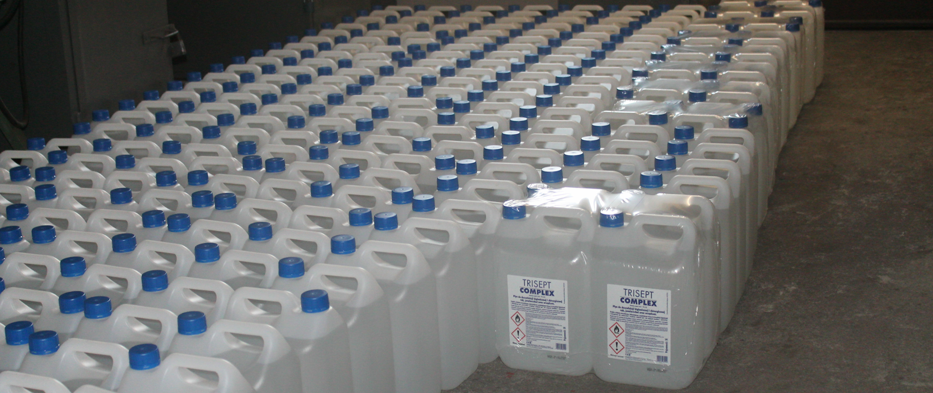 Zdjęcie przedstawia baniaki, w których znajduje się płyn dezynfekcyjny dla jednostek ochrony przeciwpożarowej