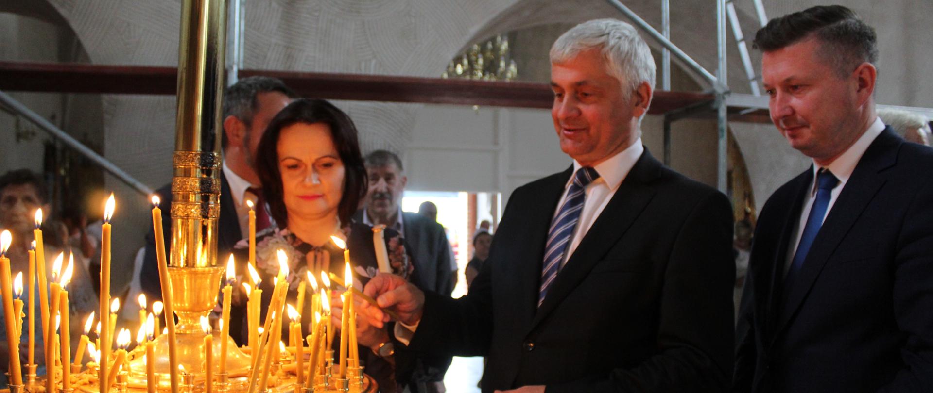 Wojewoda podlaski Bohdan Paszkowski zapal świecę na cerkiewnej uroczystości ku czci Ikony Matki Boskiej Supraskiej