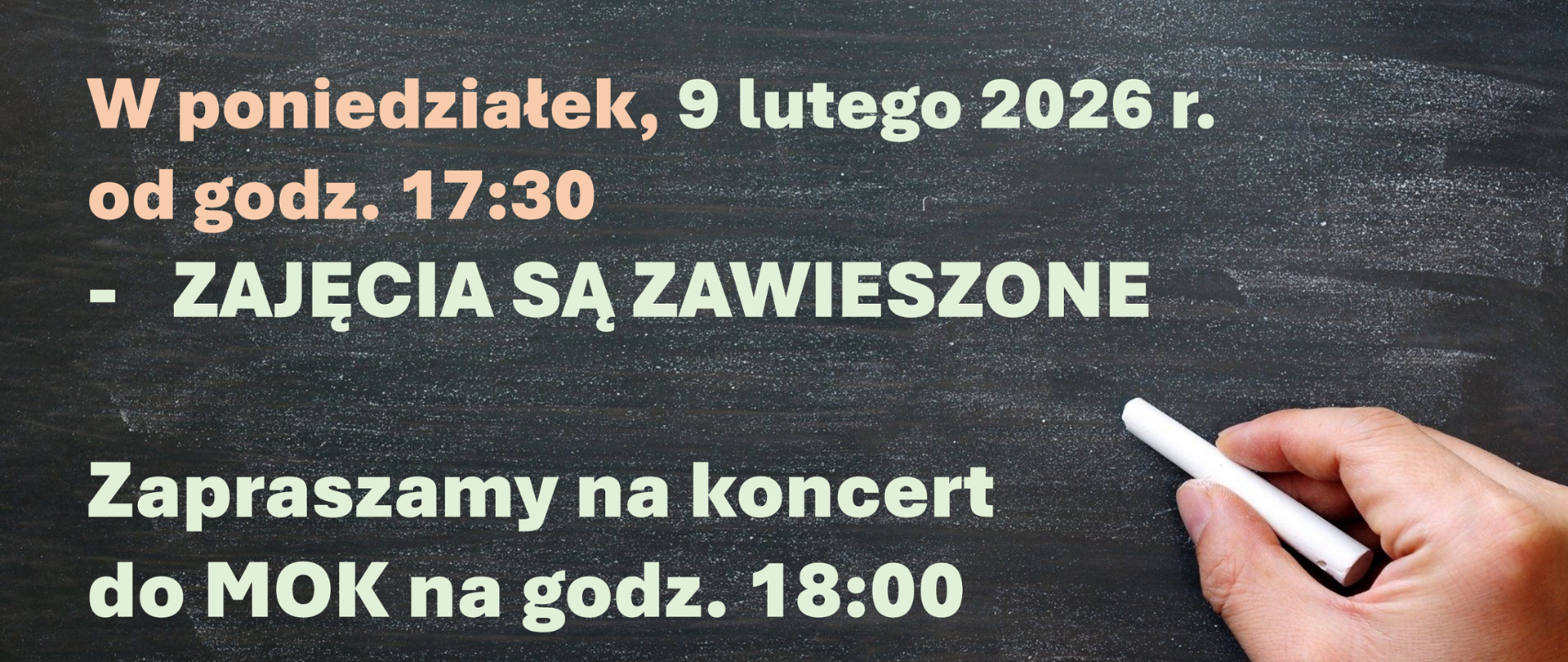 Plakat z beżowymi literami na szarym tle. W prawym dolnym rogu dłoń z kredą.