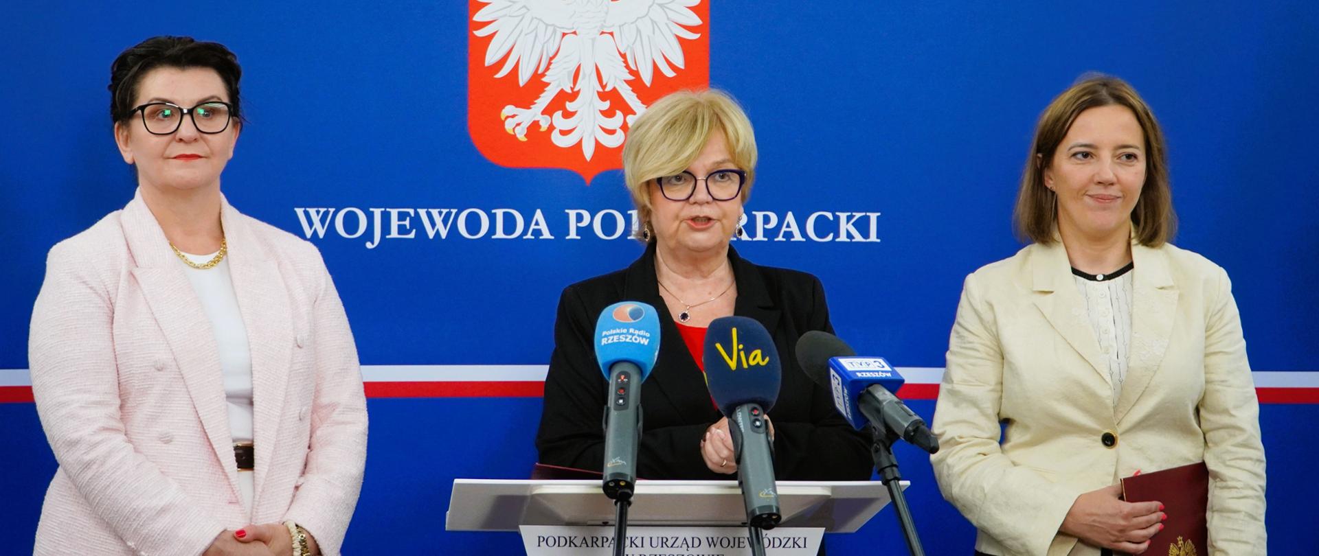 Zdjęcie przedstawia wojewodę podkarpackiego Teresę Kubas-Hul, dyrektora generalnego Podkarpackiego Urzędu Wojewódzkiego w Rzeszowie Monikę Barszcz-Chodkowską i dyrektora Wydziału Polityki Społecznej Irenę Marszałek-Czekierdę. 