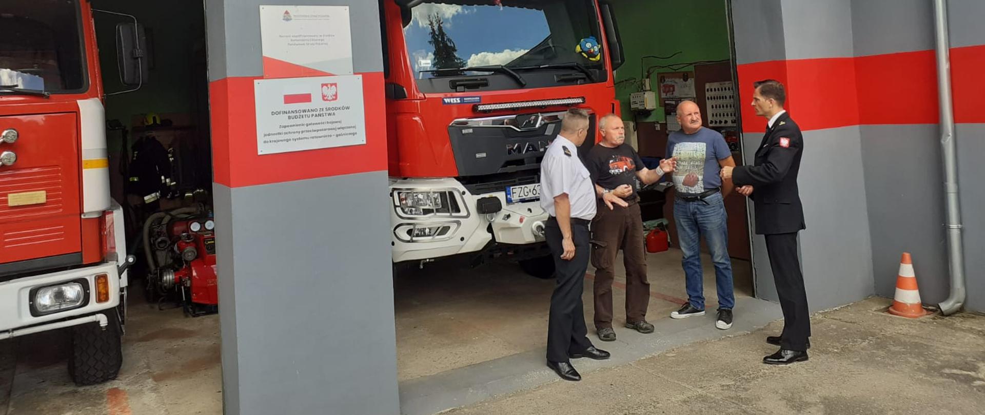 Zastępca Lubuskiego Komendanta Wojewódzkiego PSP z wizytą w jednostkach OSP - rozmowa z druhami OSP Zimna Brzeźnica