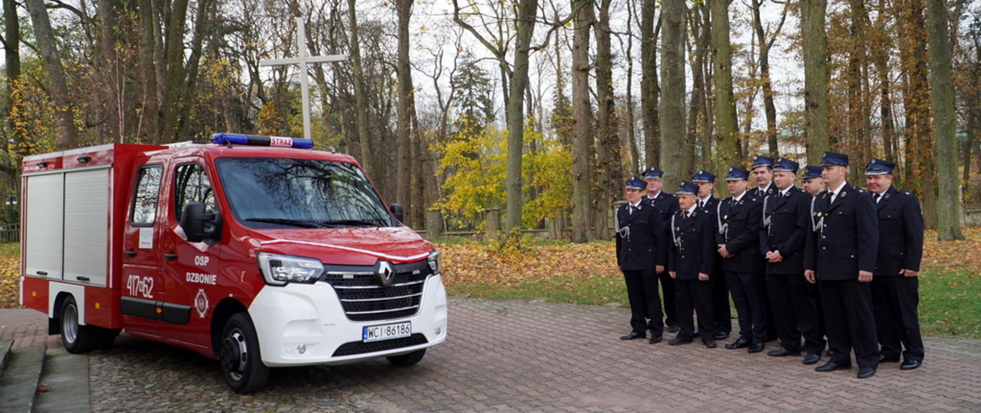 Nowy samochód ratowniczo-gaśniczy Renault Master oraz strażacy OSP Dzbonie stojący w szeregu. 