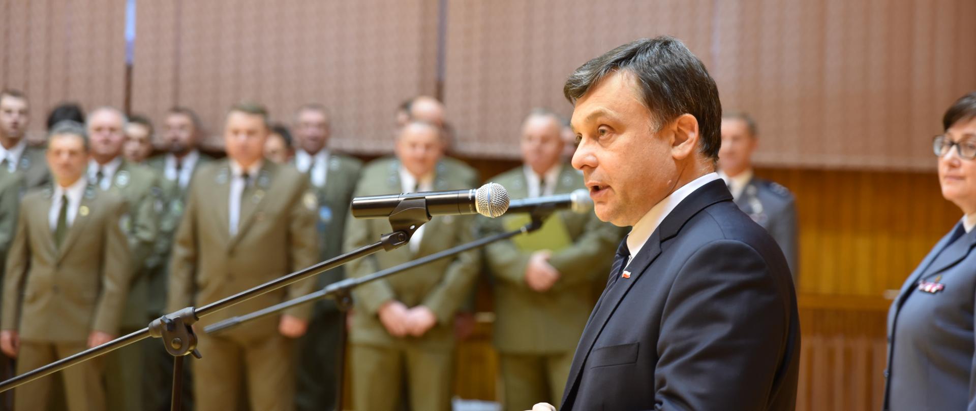 Wiceminister środowiska Mariusz Orion Jędrysek