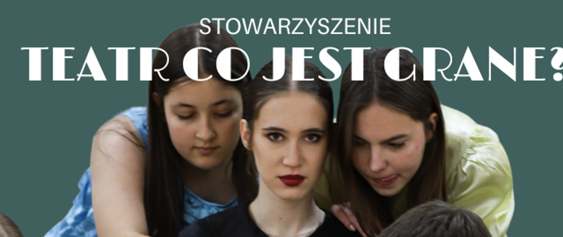 Tło w kolorze morskiej zieleni. Główna część plakatu zamuje grupa ludzi ubranych na czarno. Trzy kobiety pomiędzy ludźmi mają inne kolory ubrań. Po prawej stronie pani ma brązowy sweter, jedna z pań niebieską sukienkę a druga biały żakiet. Nag grupą ludzi widnieje napis "Stowarzyszenie Teatr co jest grane?" Pod nimi tytuł przedstawienia "Moralność Pani Dulskiej - Odpowiedź współczesna". Pod tym loga partnerów: teatr co jest grane, kompaktowy Pleszew, PSM w Pleszewie i Zajezdnia Kultury.