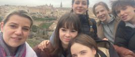 Grupa uczestników wraz z nauczycielką na tle panoramy Toledo widok z Mirador del Valle.