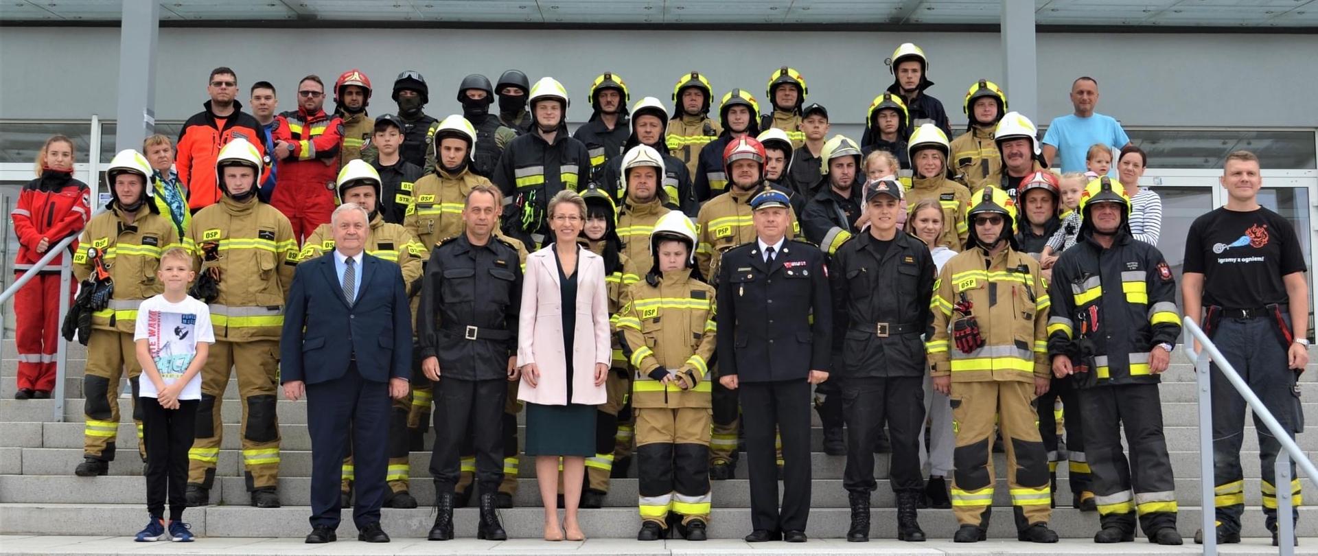 Zdjęcie grupowe ,,Honorowa Wspinaczka 11 września" przy kampusie Politechniki Koszalińskiej