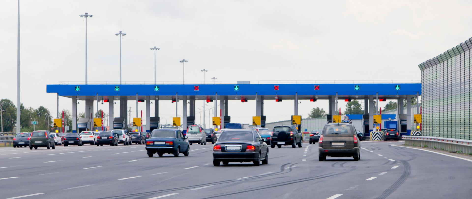 brama z barierkami przy płatnej drodze na autostradzie