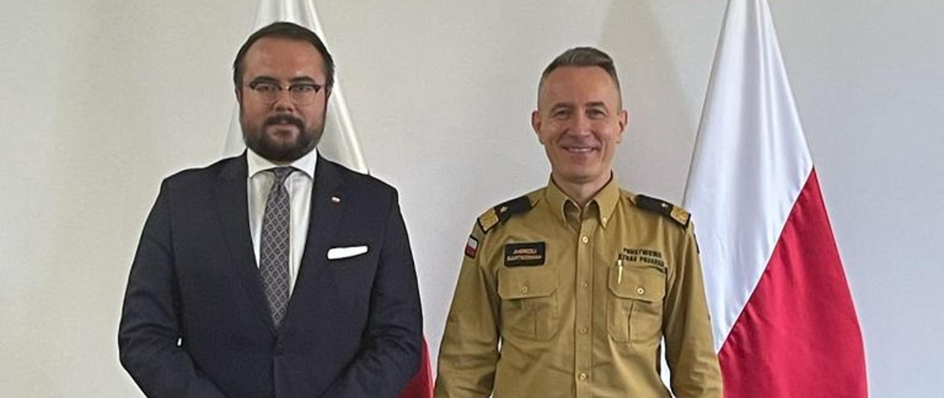 Pozują do zdjęcia: po lewo Wiceminister Spraw Zagranicznych , po prawo Komendant Główny PSP